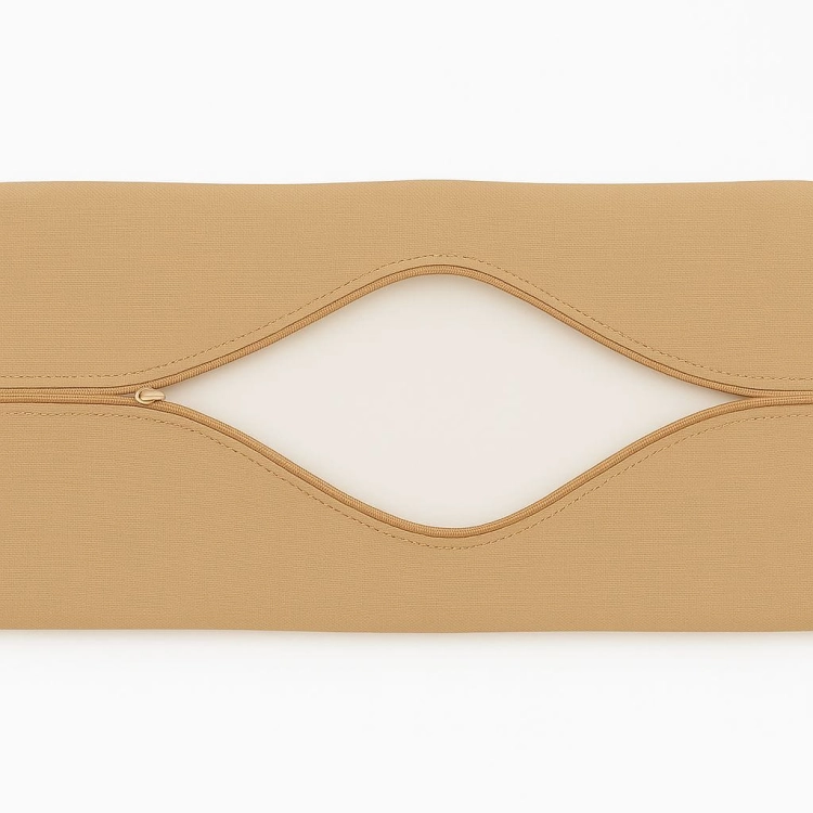 Fodera per cuscini da giardino beige con cerniera aperta su sfondo bianco