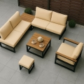 Set di mobili da giardino con cuscini beige, tavolino e divani a due posti su una terrazza moderna