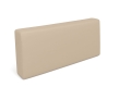 Fodera beige per cuscino da giardino rettangolare lungo su sfondo bianco