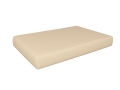 Fodera beige per cuscino da giardino rettangolare su sfondo bianco