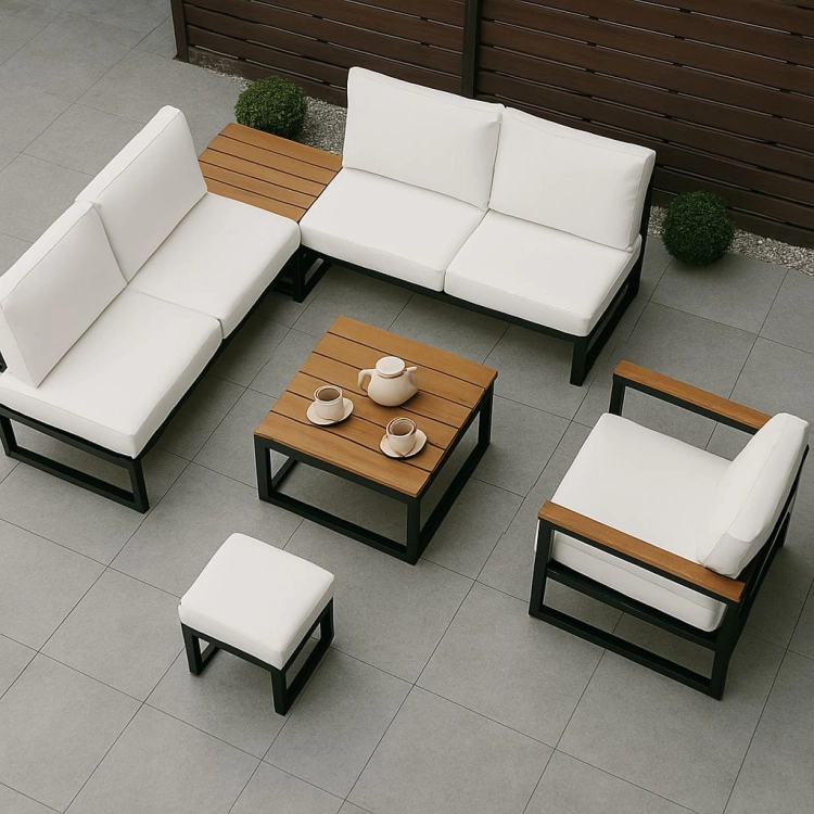 Set di mobili da giardino moderni con cuscini bianchi, tavolo in legno e poltrona su una terrazza grigia