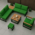 Fodere per cuscini da giardino verdi su un set di mobili da terrazza moderno con tavolino e poltrona