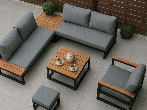Moderne poltrone e divano da giardino grigi con finiture in legno su una terrazza accanto a un tavolino da caffè quadrato