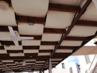 Wasserdichte Sonnenschutz-Pavillonbahn nach Maß unter einer Holzterrassenkonstruktion mit Ventilatoren montiert