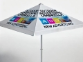 Fehér reklámnapernyő Outdoor Advertising Umbrella felirattal eseményekre és promóciós kampányokra