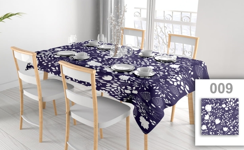 Vlekafstotend reclame-tafelkleed met wit bloemmotief op donkerblauwe achtergrond, uitgespreid op een eettafel
