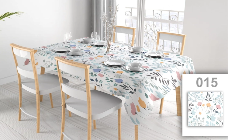 Fleckenabweisende Werbetischdecke mit buntem Blumenmuster auf einem Esstisch mit weißen Stühlen