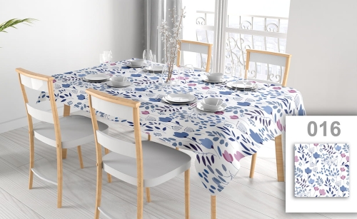 Vlekafstotend tafelkleed met blauw-roze veldbloemen op een witte tafel met servies in een lichte eetkamer