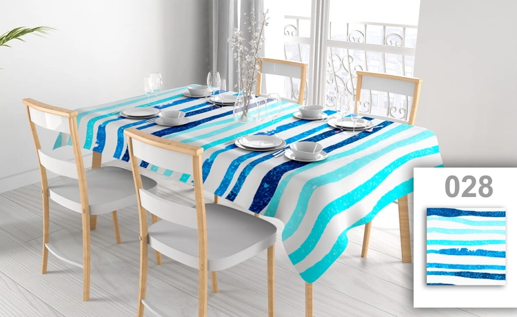 Vlekafstotend reclametafelkleed met blauwe strepen op een eettafel met witte stoelen en servies bij het raam