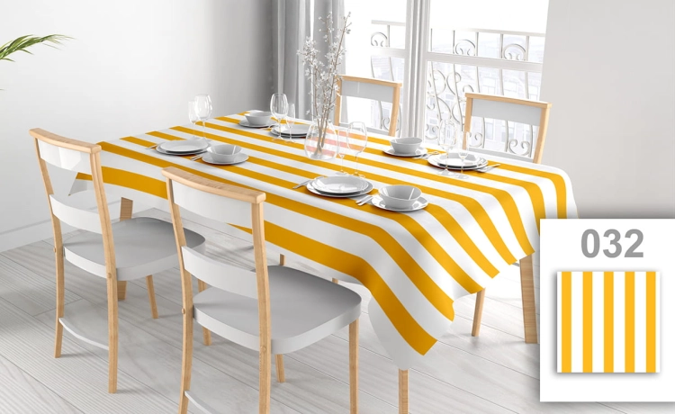 Vlekafstotend reclametafelkleed met geel-witte strepen op een tafel in een lichte eetkamer met witte stoelen