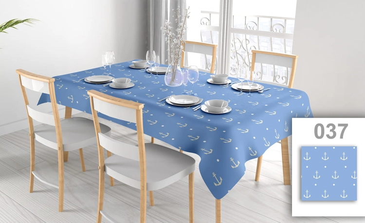 Blauw vlekbestendig tafelkleed met wit patroon van ankers en stippen op een eettafel met stoelen