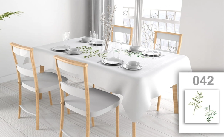 Vlekvrij wit reclametafelkleed met subtiele plantenprint op een tafel in een lichte eetkamer