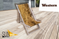 Werbeliegestuhl Sun Shade aus Holz mit Heutextur-Aufdruck auf der Sitzfläche, stehend auf einer Holzterrasse