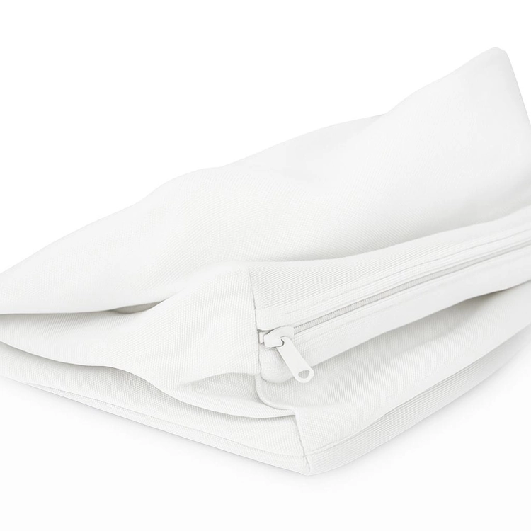 Close-up van een witte, waterdichte hoes voor tuinkussens met zichtbare rits en weefpatroon