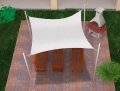 Weißes rechteckiges Sonnensegel über Gartenmöbeln aus Holz auf einer gepflasterten Terrasse am Grill
