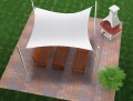 Weißes quadratisches Sonnensegel über Gartenmöbeln aus Holz auf einer gepflasterten Terrasse