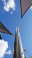 Befestigung des grauen Premium Sonnensegels an einem Metallpfosten mit Spannschrauben und Karabinern