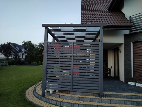 Weiße und schwarze Sonnenschutzstreifen für Pavillons auf dem Dach einer Holzpergola an der Haus-Terrasse