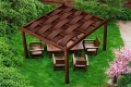 Bande d'ombrage HDPE marron tressée sur une pergola en bois dans un jardin avec mobilier de salon