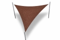 Voile d'ombrage triangulaire marron en HDPE montée sur trois mâts de jardin