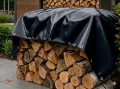 Bâche sur mesure noire et imperméable recouvrant un tas de bois de chauffage soigneusement empilé à l'extérieur