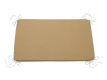 Cuscino da giardino rettangolare beige con lacci bianchi agli angoli per il fissaggio ai mobili da esterno