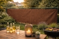 Bruin HDPE-hekwerkzeil op maat voor schaduw en privacy in de tuin tijdens het barbecueën aan tafel