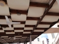 Toldo impermeable blanco para pérgola premium montado en estructura de madera con ventiladores de techo