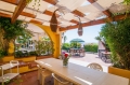 Cinta de pérgola Premium blanca impermeable en una terraza de madera con muebles de jardín y vistas al mar
