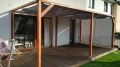 Techo de terraza con tejido premium y toldo lateral a medida en material gris sobre estructura de pérgola de madera