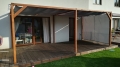 Cortina premium a medida instalada como protección lateral y de techo en una pérgola de madera para terraza