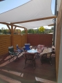 Weißes quadratisches Sonnensegel wasserdicht 2x2 m Premium über einer Holzterrasse mit Lounge-Möbeln