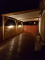 Wasserdichtes quadratisches Premium Sonnensegel 2x2 m montiert über Terrasse mit Beleuchtung und Holzpergola