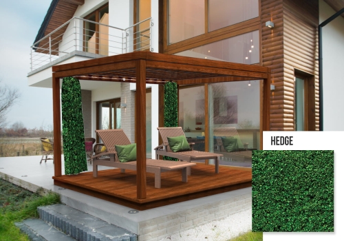 Houten pergola met twee ligbedden en verticaal opgehangen groene tuingordijnen met hegprint