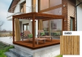 Outdoor-Vorhang mit Bambusprint auf einer Terrasse am modernen Haus mit Holzpergola