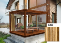 Tenda da giardino con stampa di germogli di bambù su una terrazza di una casa moderna con pergola in legno