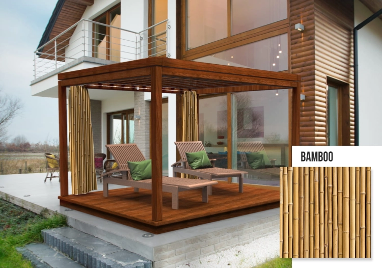 Outdoor-Vorhang mit Bambusprint auf einer Terrasse am modernen Haus mit Holzpergola