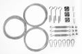 Montageset für Sonnensegel: Stahlseile, Spannschrauben, Karabiner, Haken, Dübel und Klemmen auf weißem Hintergrund