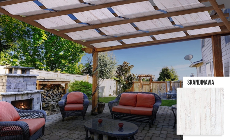 Wasserdichte Skandinavia Pavillonbahn mit Holzoptik-Druck montiert an einer Holzpergola über der Terrasse mit Loungemöbeln
