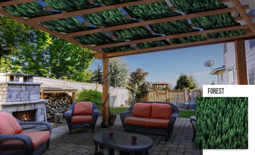 Waterdichte pergolabaan met bosprint, gemonteerd op een houten prieel in een tuin met loungemeubels