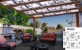 Wasserstreifen-Sonnensegel für Pergola mit schwarzem Schriftzug Good Vibes Only über einer Feuerstelle im Garten