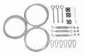 Kit di montaggio per tenda a vela avvolgibile: cavi in acciaio, tenditori, moschettoni, staffe e morsetti su sfondo bianco