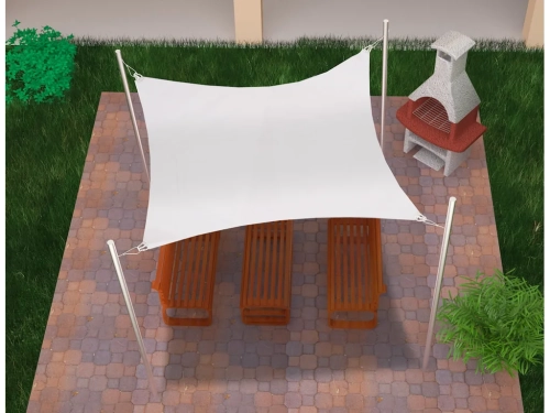 Vela ombreggiante rettangolare bianca 3,2x2,5 m tesa sopra mobili in legno su una terrazza pavimentata