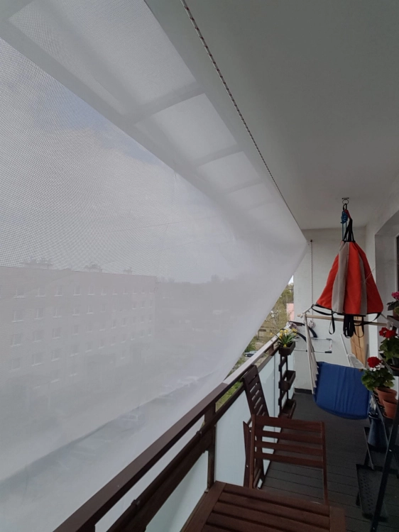 Weißes Sonnensegel 3,2 x 3,2 m auf einem Balkon montiert als Sonnen- und Regenschutz
