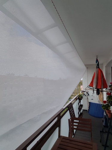 Sonnensegel rechteckig 3,2x4,2 m auf dem Balkon montiert schützt vor der Sonne