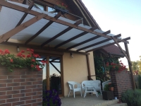 Ekonomická obdĺžniková tieniaca plachta 4,2x5 m namontovaná na drevenej pergole nad oddychovou terasou