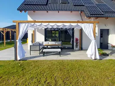 Biała roleta rzymska z materiału Decor Premium na konstrukcji drewnianej